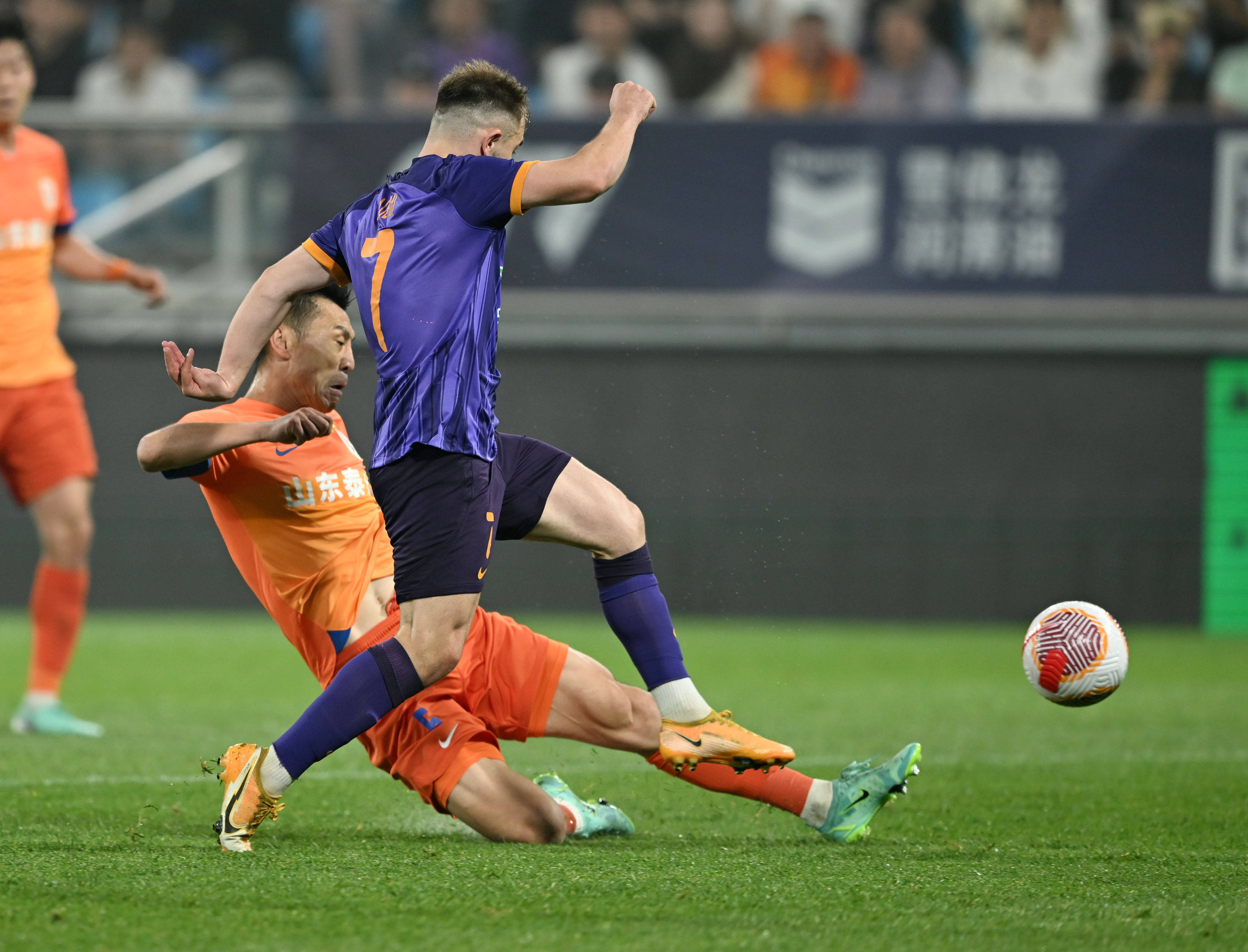 精彩对抗中球员们展现出色表现,为球迷带来惊喜的简单介绍 精彩对抗中球员们展现出色表现,为球迷带来惊喜的简单介绍