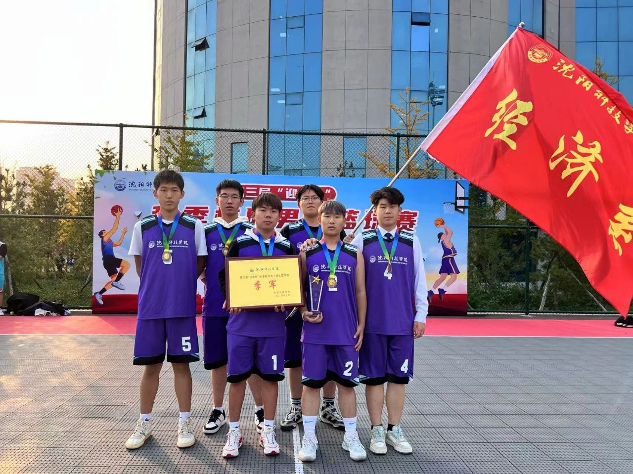 赛场上队员积极拼搏,展现出色表现 赛场上队员积极拼搏,展现出色表现