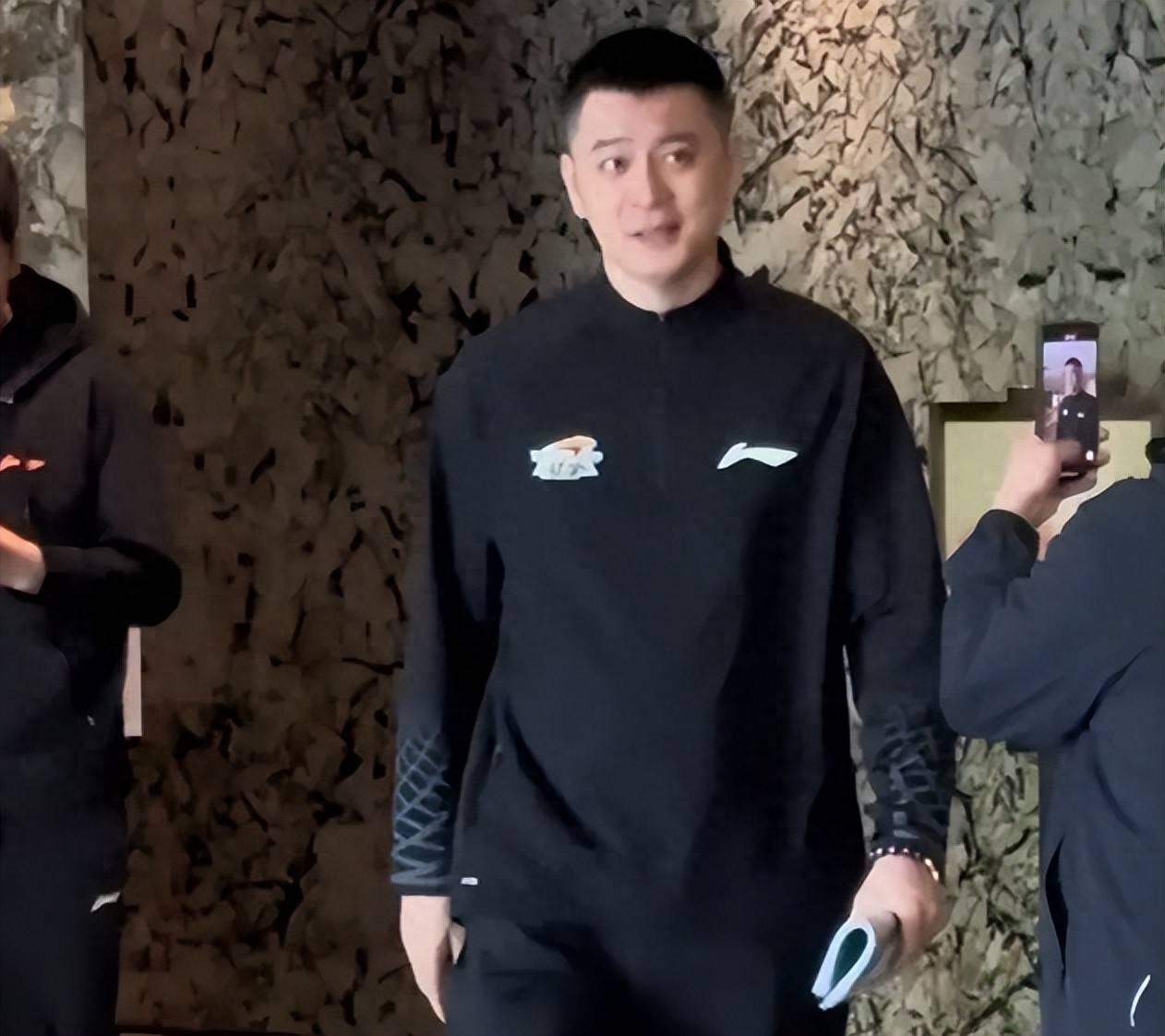 爱游戏官方登录入口-关于热情洋溢的球迷，支持自己心爱的CBA球队的信息