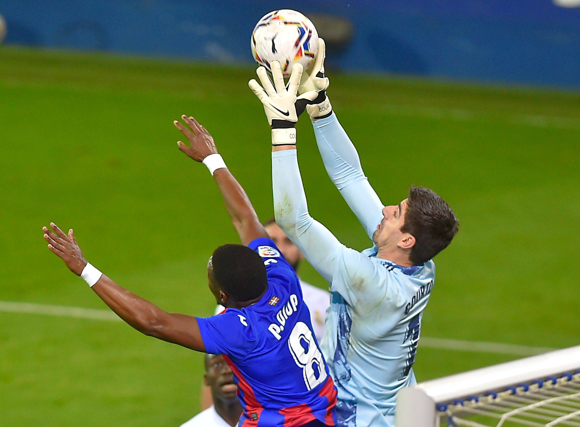 埃瓦尔球员努力奋斗,取得惊人比分胜利 埃瓦尔球员努力奋斗,取得惊人比分胜利