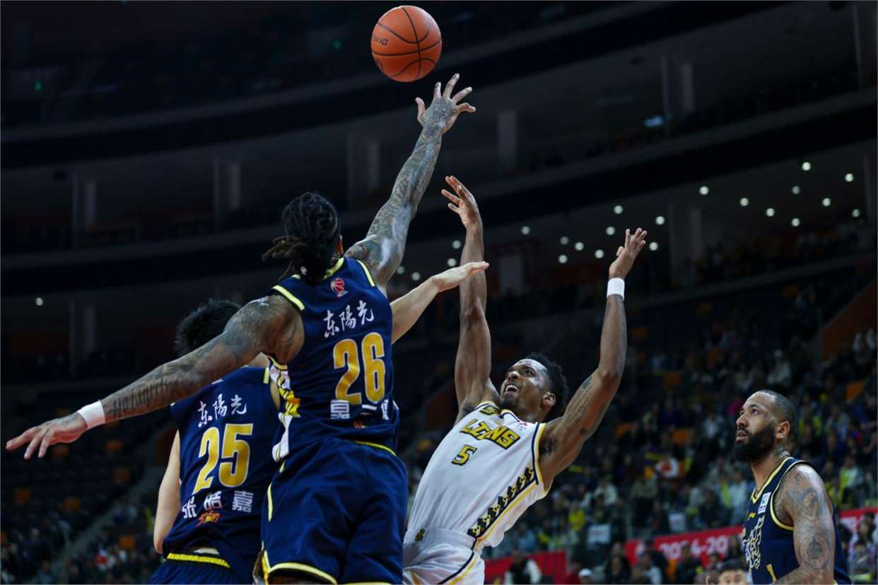 包含费拉拉球员禁区内抢点得手,帮助球队锁定胜局的词条 包含费拉拉球员禁区内抢点得手,帮助球队锁定胜局的词条