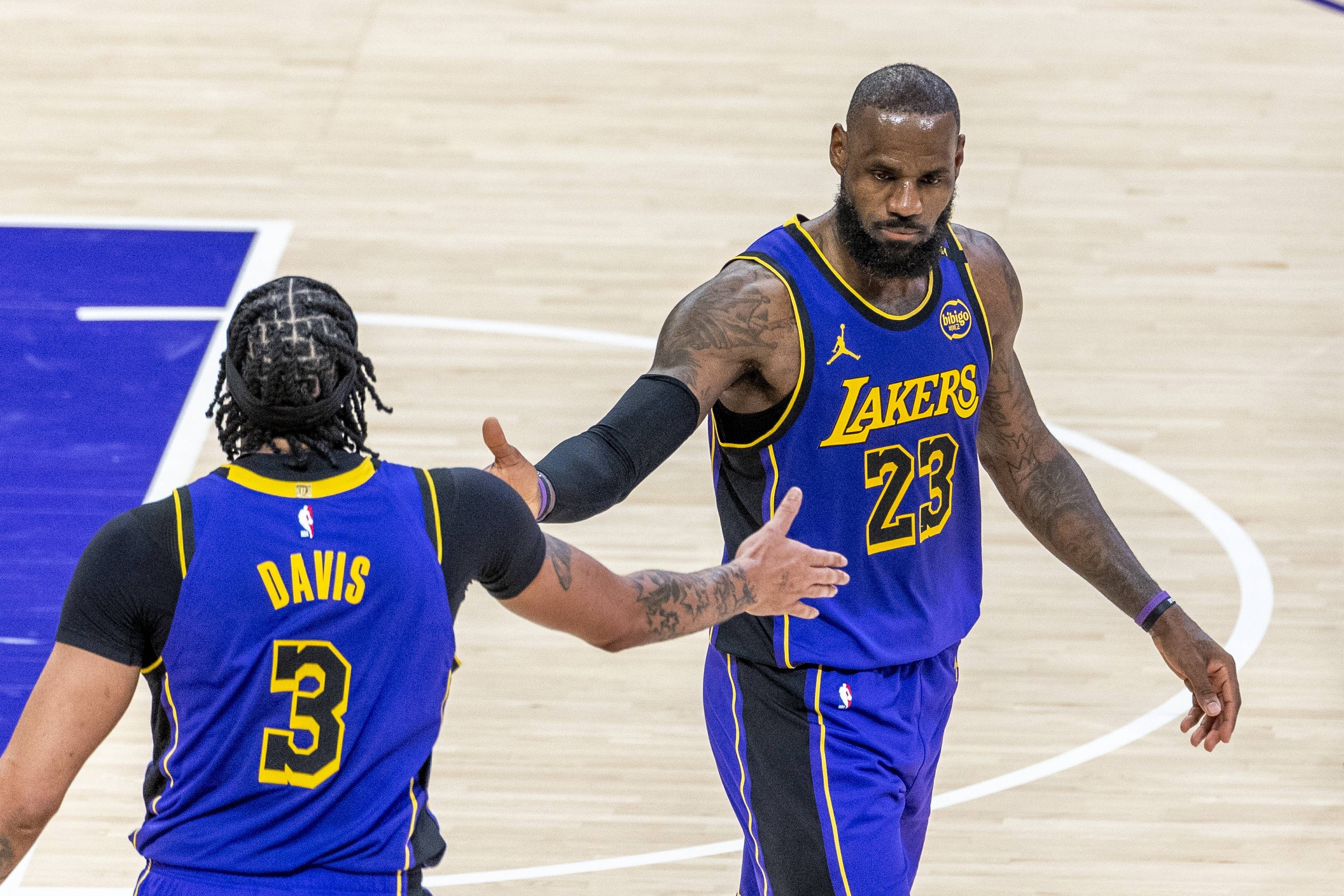 爱游戏网页版-NBA球队备战新赛季，球员状态神勇欲勇争冠