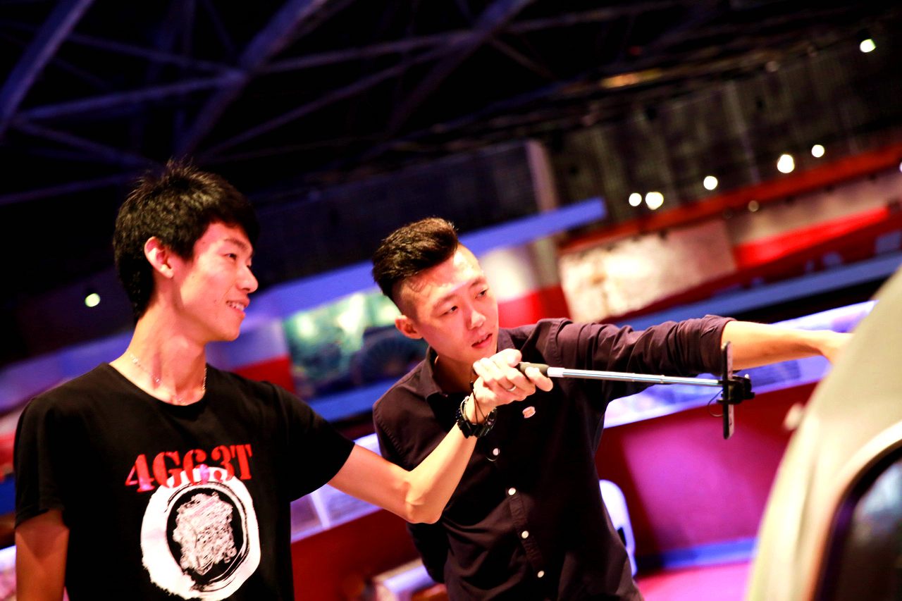 包含大巴黎球星逗比舞台表演，球迷沉迷于幽默秀场的词条