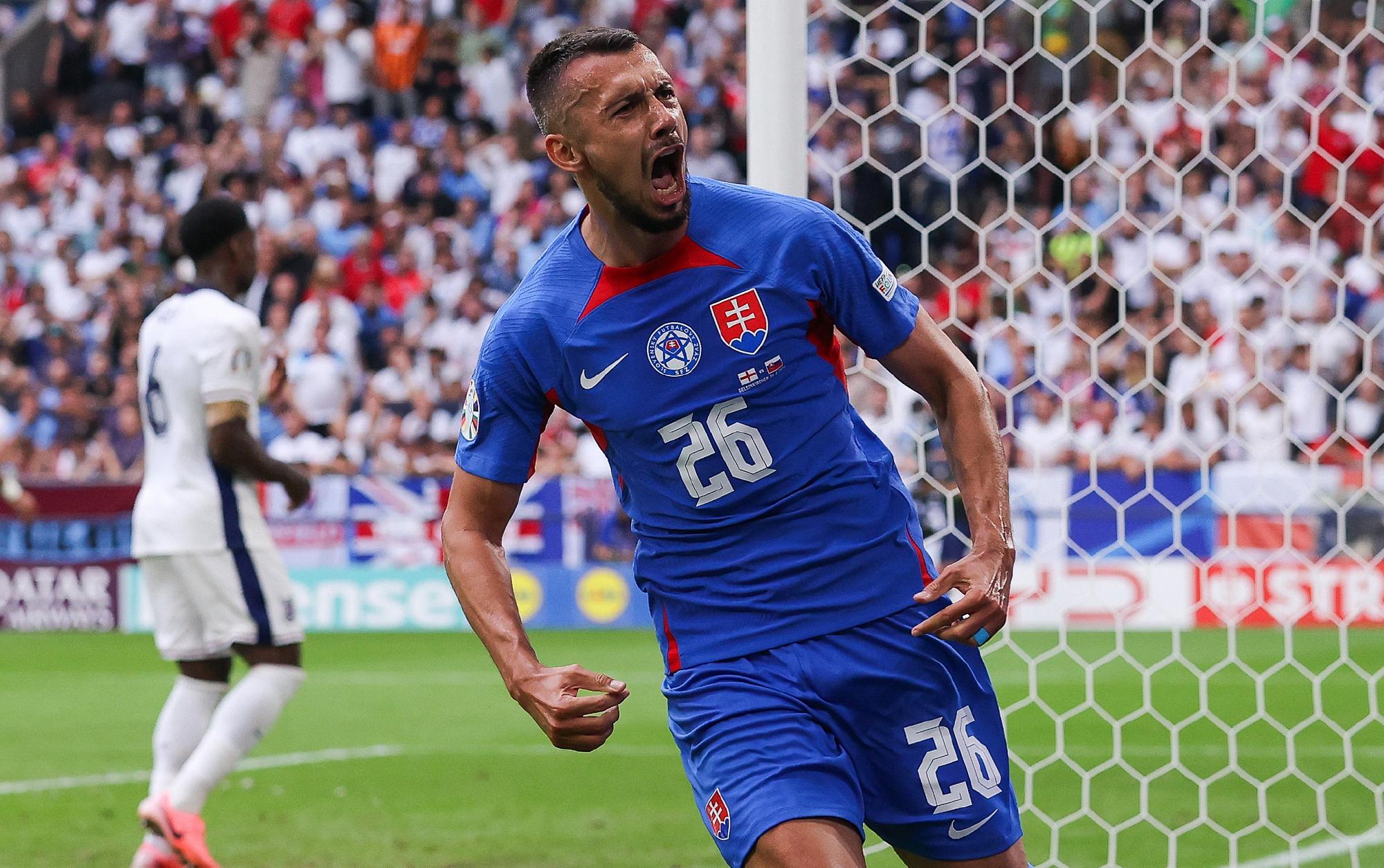 爱游戏官方入口-关于欧洲杯预选赛：斯洛文尼亚惊险晋级，小组头名出线的信息