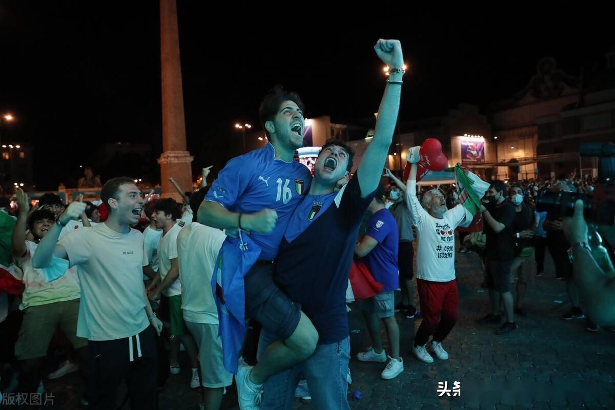 四川赢球,球迷狂欢鼓掌呐喊 四川赢球,球迷狂欢鼓掌呐喊