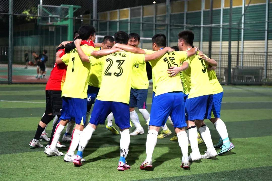 经典对决再现,球场上演精彩一幕 经典对决再现,球场上演精彩一幕