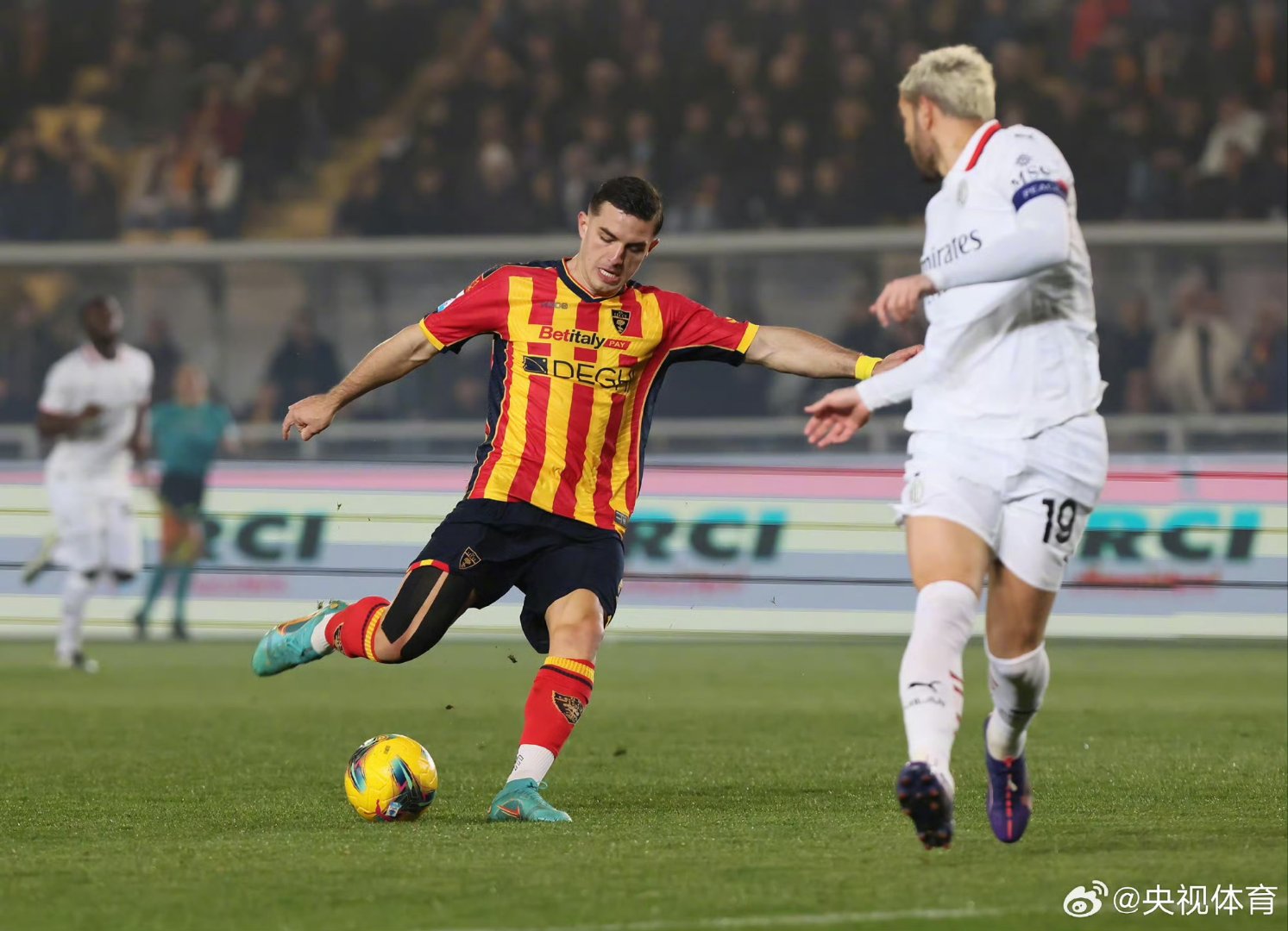 爱游戏网页版-AC米兰客场不敌对手，球队陷入危机