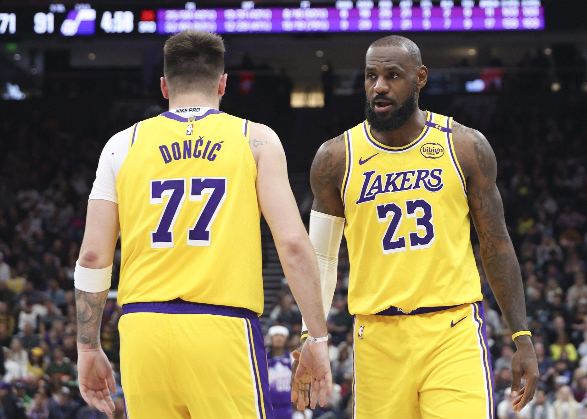 爱游戏在线-湖人力克篮网，詹姆斯再度登顶！