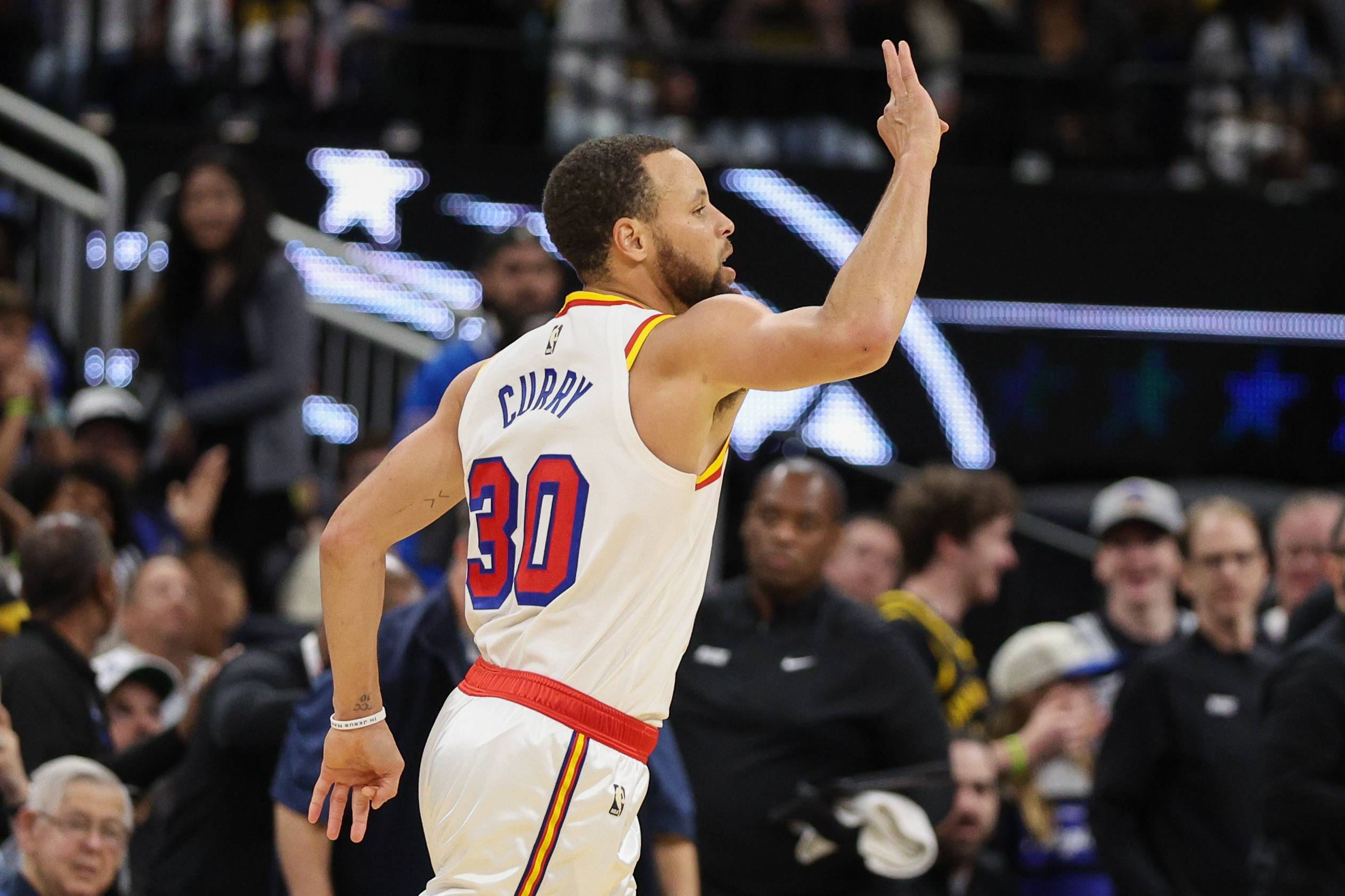 勇士球迷狂欢——库里带伤复出砍下+全场看球 勇士球迷狂欢——库里带伤复出砍下+全场看球