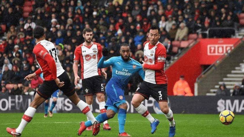 阿贾克斯主场告捷，荷甲劲旅发挥出色