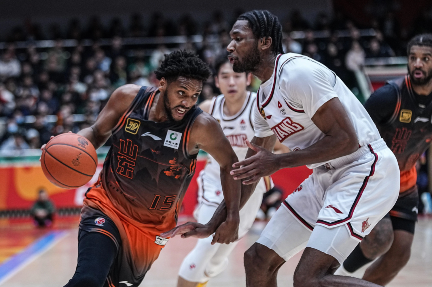 爱游戏app下载-山东队主场不敌强敌，遭遇连败