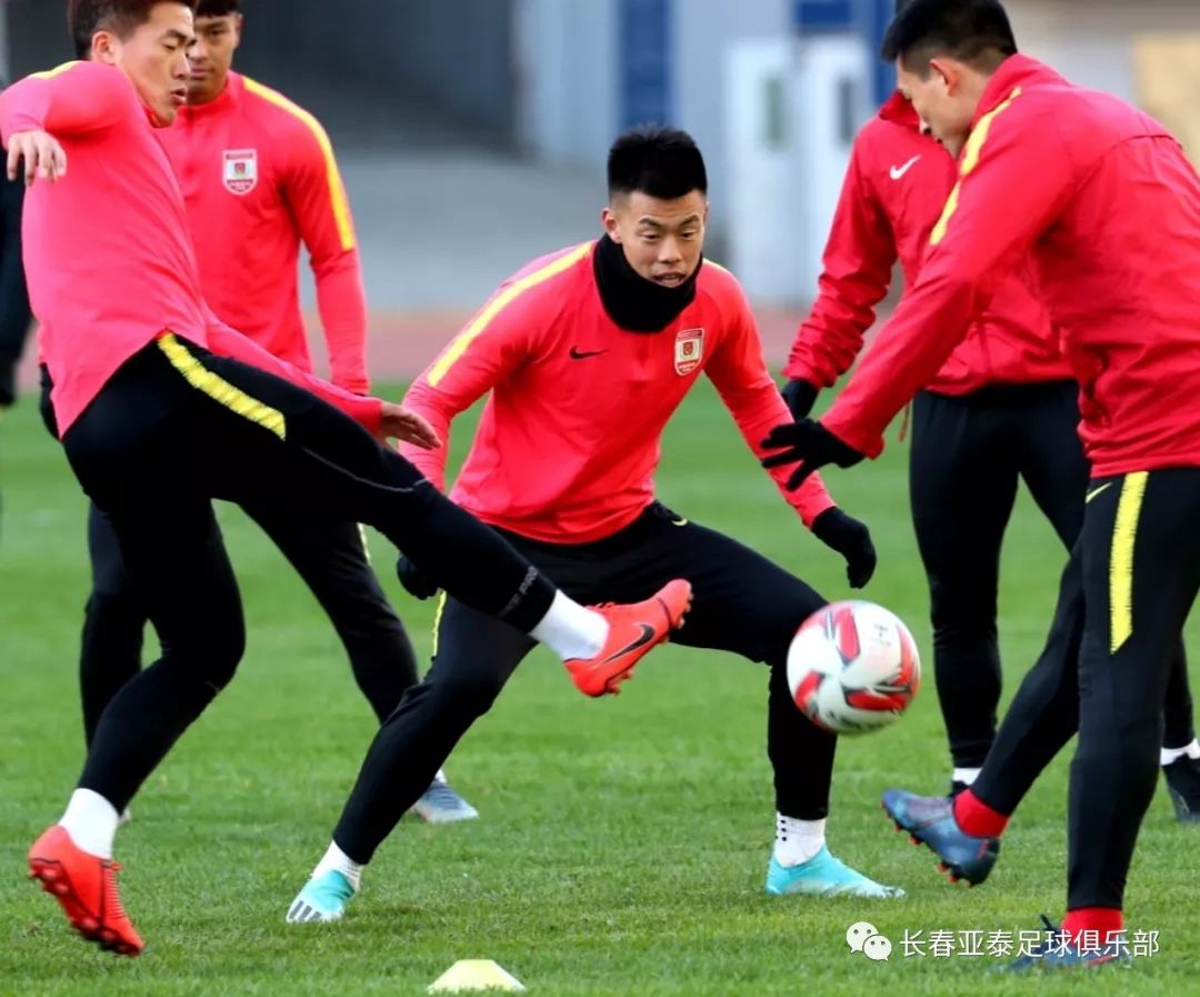 爱游戏-包含南特对决狼堡，主场全力争胜的词条