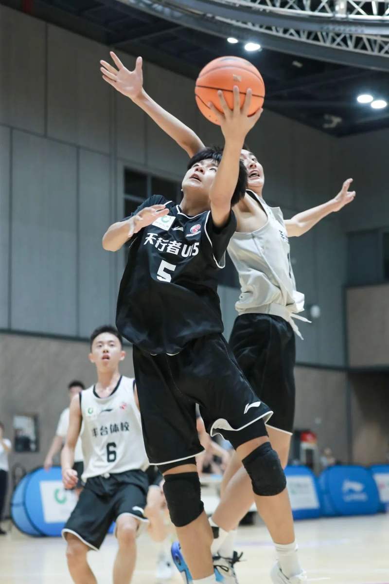 篮球明星频繁参加公益活动,体现社会责任担当的简单介绍 篮球明星频繁参加公益活动,体现社会责任担当的简单介绍