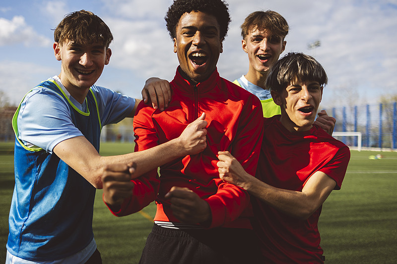 运动员们在足球赛场上作出努力表现 运动员们在足球赛场上作出努力表现