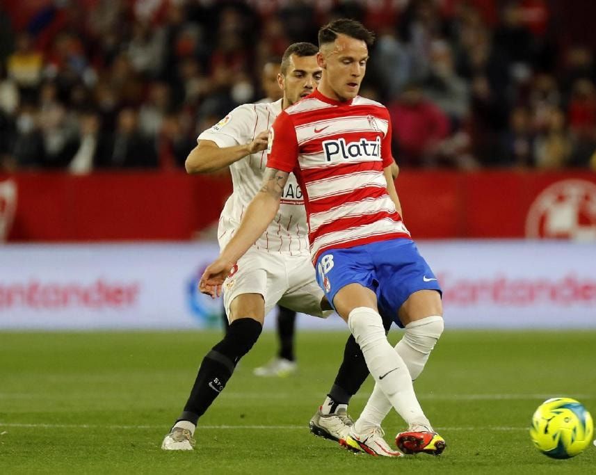 爱游戏登录入口-格兰纳达客场获胜，继续追赶前四