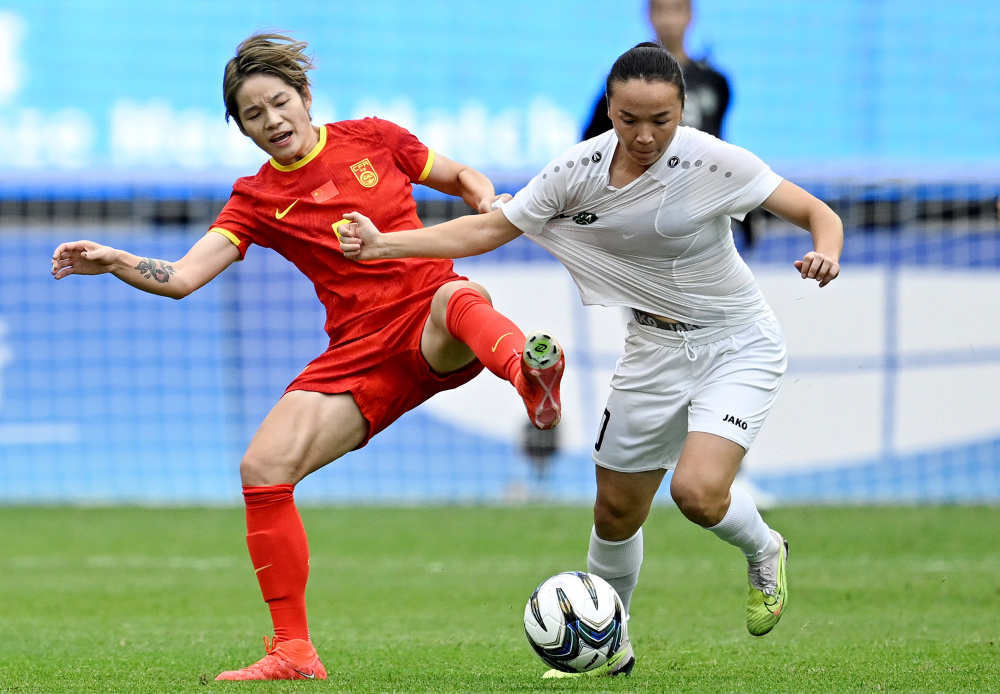 中国女足球员纷纷展现出色表现,赢得掌声 中国女足球员纷纷展现出色表现,赢得掌声