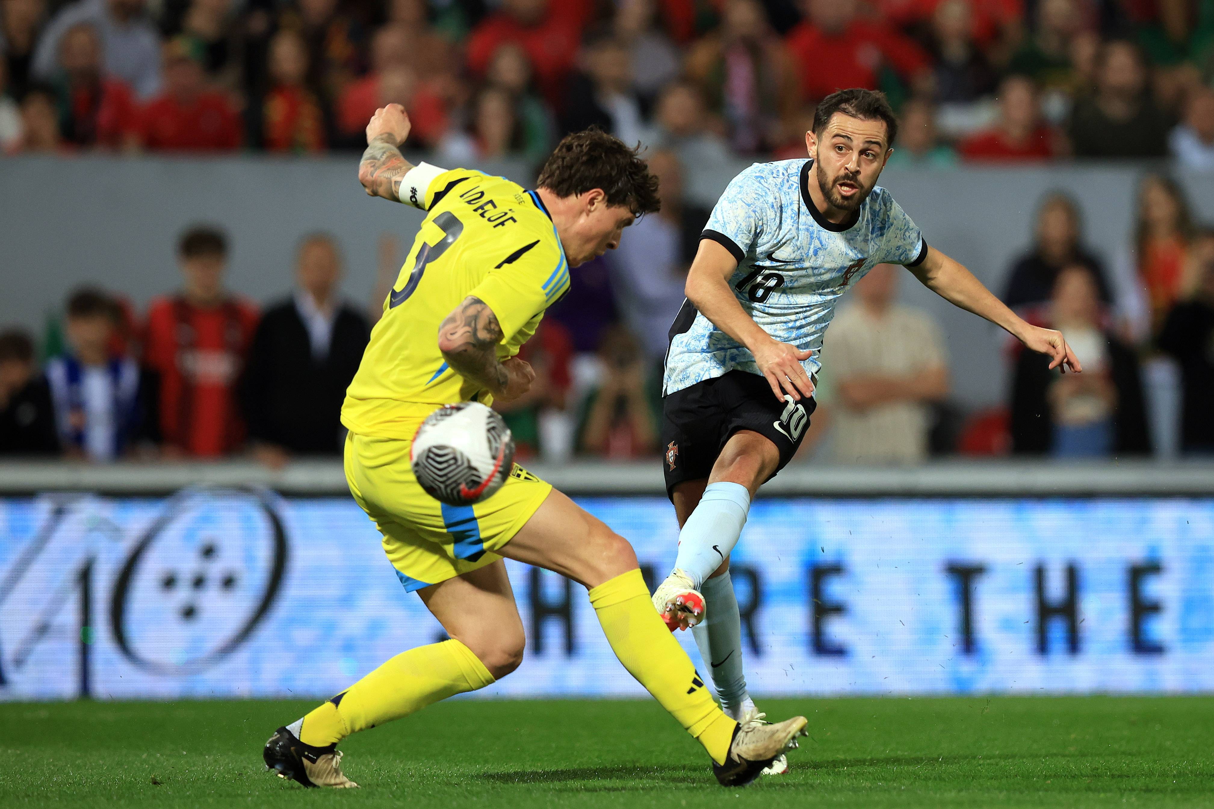 爱游戏-瑞典队与捷克队在欧洲进行友谊赛