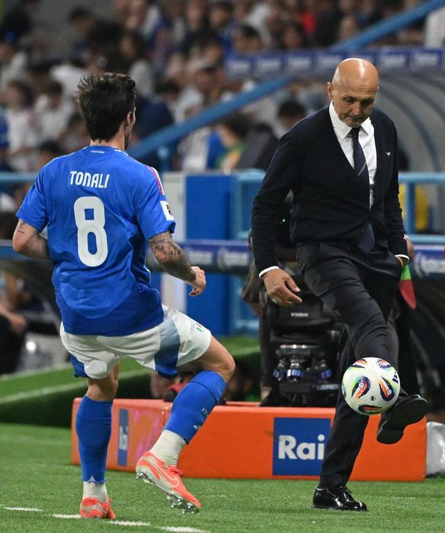 意大利队门将神勇,瑞士队遭遇尴尬失利 意大利队门将神勇,瑞士队遭遇尴尬失利